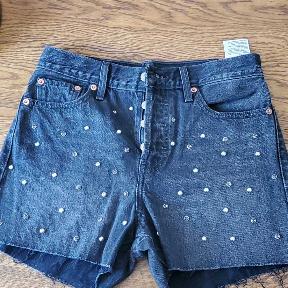 BNWOT! High rise studded Levi shorts!